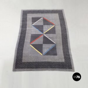 Tappeto con decorazioni geometriche su sfondo grigio, 1980 ca.