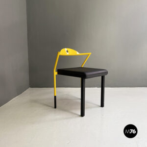 Sedia in metallo giallo e pelle nera, 1980 ca.