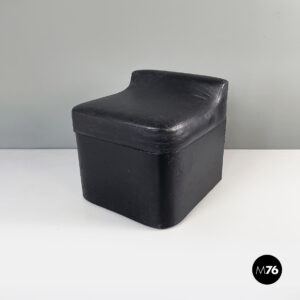 Pouf in similpelle nera,  1980 ca.