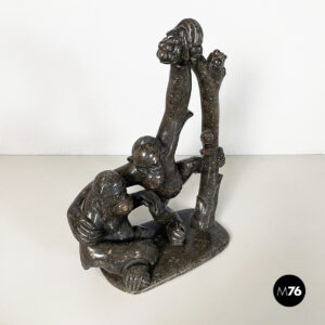 Scultura di due scimmie in marmo, 1900-1990 ca.