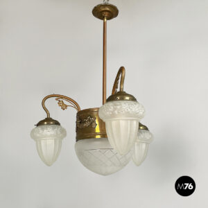 Lampadario in ottone e vetro satinato stampato, inizio 1900 ca.