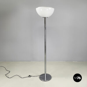 Lampada da terra in metallo e vetro opalino, 1970 ca.