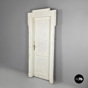 Porta con stipite in legno bianco, primi del 1900 ca.