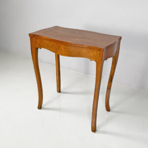 Scrivania in legno di noce, 1700 ca.