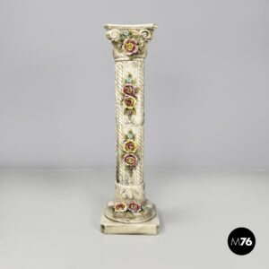 Piedistallo in ceramica con fiori, 1970 ca.