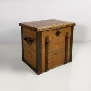 Cassa in legno e metallo, 1930 ca.