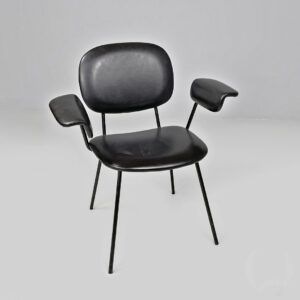 Sedia con braccioli in similpelle nera, 1960 ca.