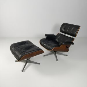 Poltrona e pouf di Charles e Ray Eames, 1970 ca.